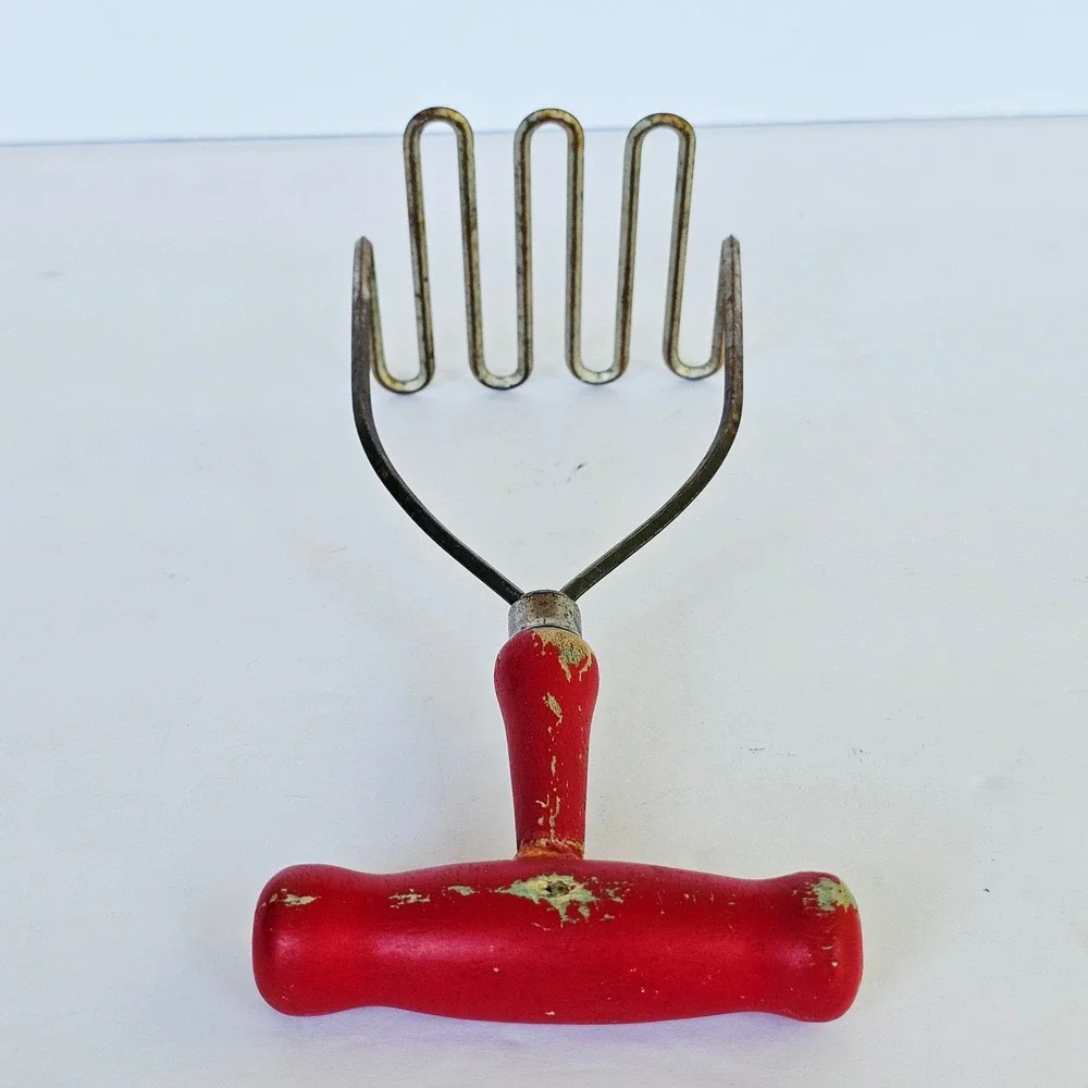 Vintage Red Wood T-Handle Potato Masher Primitive Wavy Wire Kitchen Tool 8.5